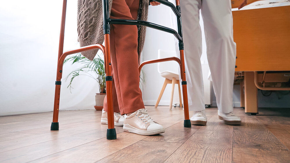Les avantages et inconvénients des aides à domicile
