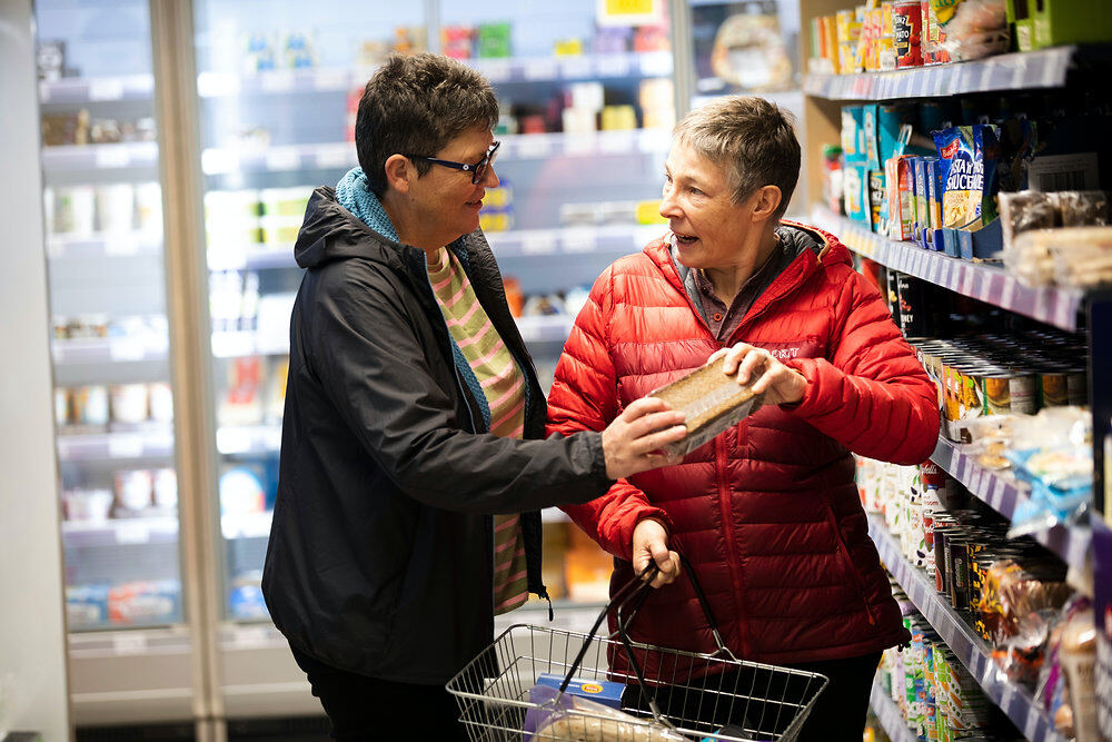 Tarif dame de compagnie 2026 : de 15 à 25 €/h, aides et astuces