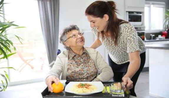Le portage de repas à domicile pour les personnes âgées